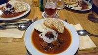 Abendessen in der Brauerei Cerný Orel in Kromeriz