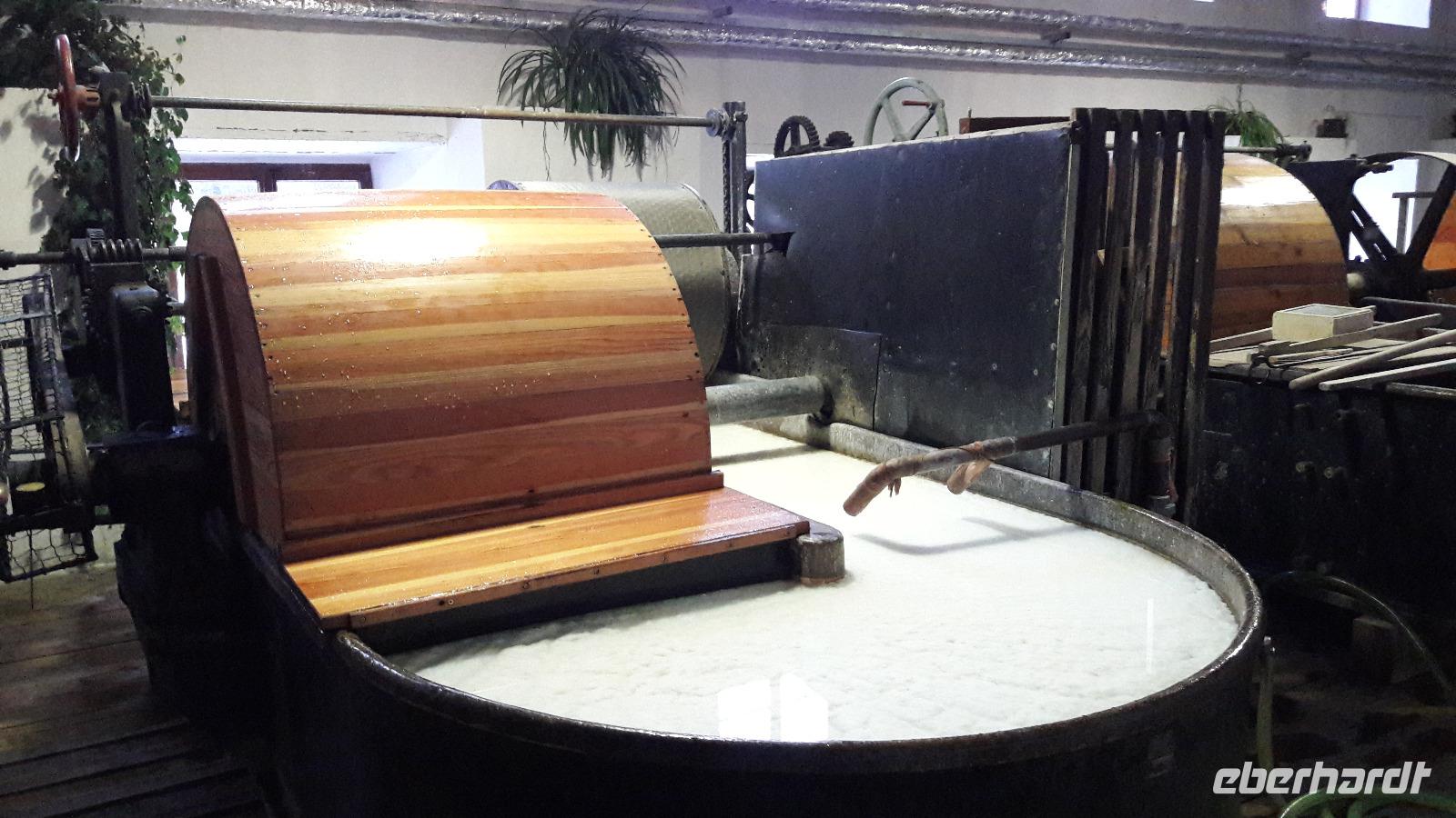 Hier wird in der Papiermühle Velké Losiny Papier geschöpft