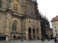 das seitliche Portal des Veitsdomes vor der Schatzkammer