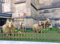 Osterschmuck vor dem Dom