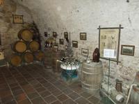 DSCN2422  Eingang zu den Kellergewölben