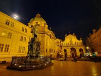 Städtereise Prag - abendlicher Blick zur Kreuzherrenkirche und Salvatorkirche