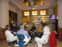 DSCN6942.JPG  unsere Runde in der Hotel Bar