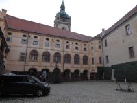 Melnik Schlosshof mit Kirchturm