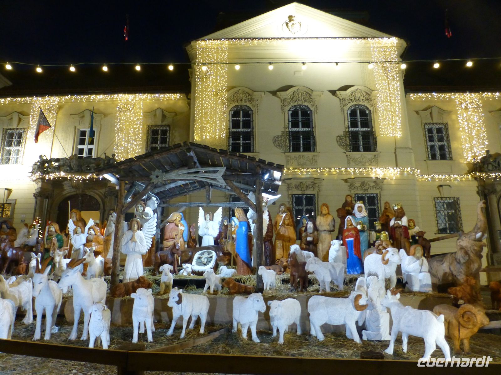 Die große Krippe vor dem neuen Rathaus ist weiterhin ein Schmuck und Anziehungspunkt.