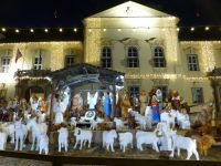 Die große Krippe vor dem neuen Rathaus ist weiterhin ein Schmuck und Anziehungspunkt.