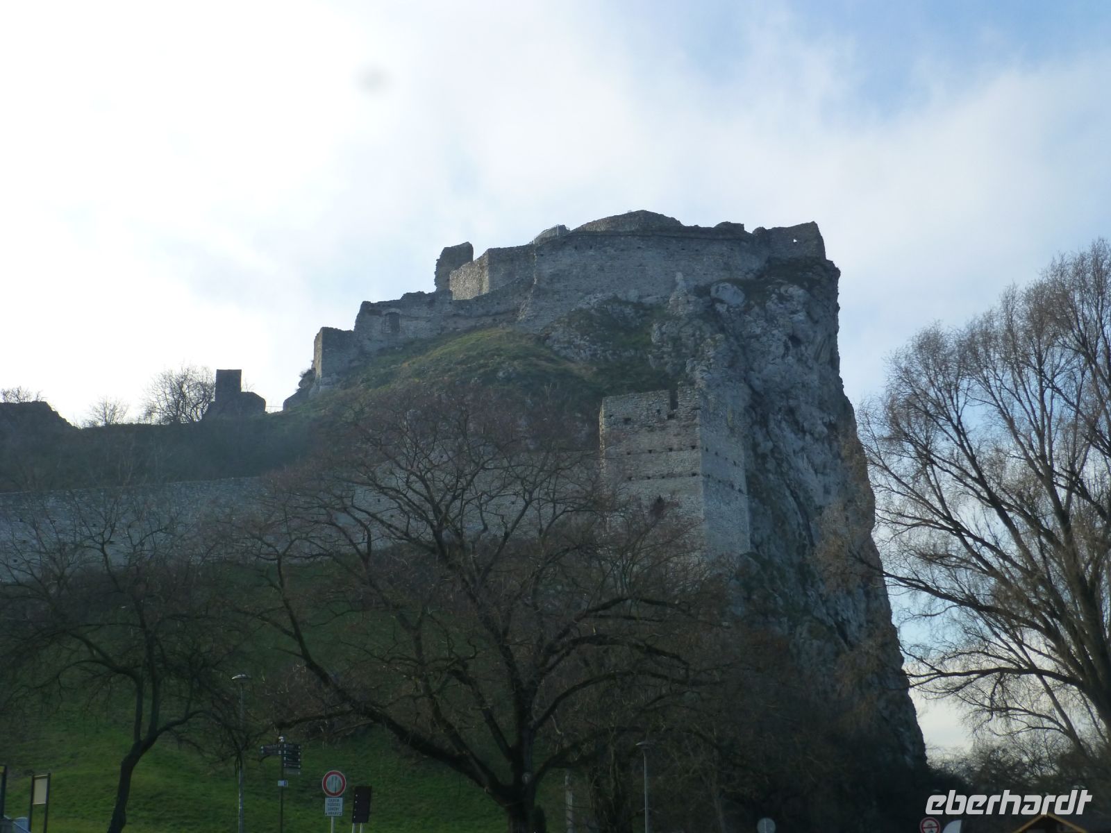 Die Burg Theben trohnt über dem Zusammenfluss von March und Donau.