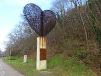 Das Herz ist aus dem Stacheldraht des Eisernen Vorhangs geformt.