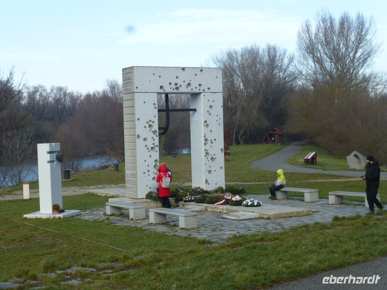 Ein Denkmal erinnert daran, dass hier – an den Grenzflüssen zwischen Slowakei und Österreich – der Eiserne Vorhang stand.