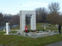 Ein Denkmal erinnert daran, dass hier – an den Grenzflüssen zwischen Slowakei und Österreich – der Eiserne Vorhang stand.