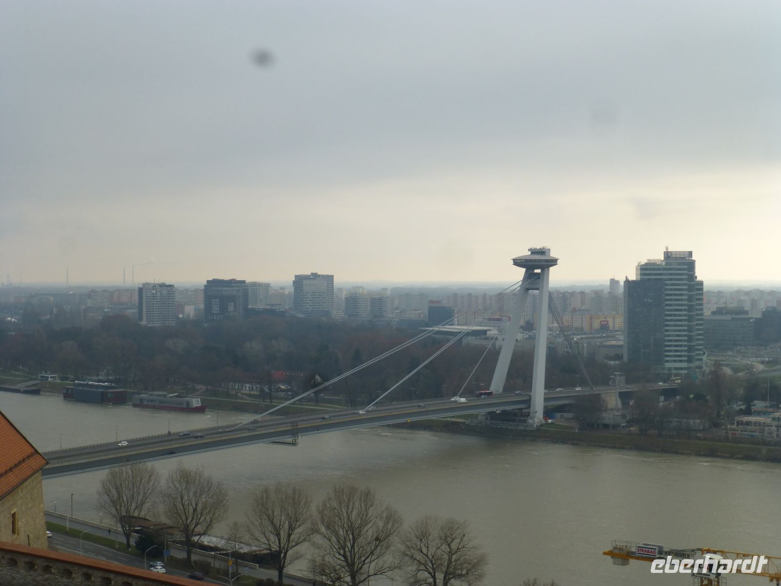 In dem Ufo über der Brücke ist ein Restaurant.