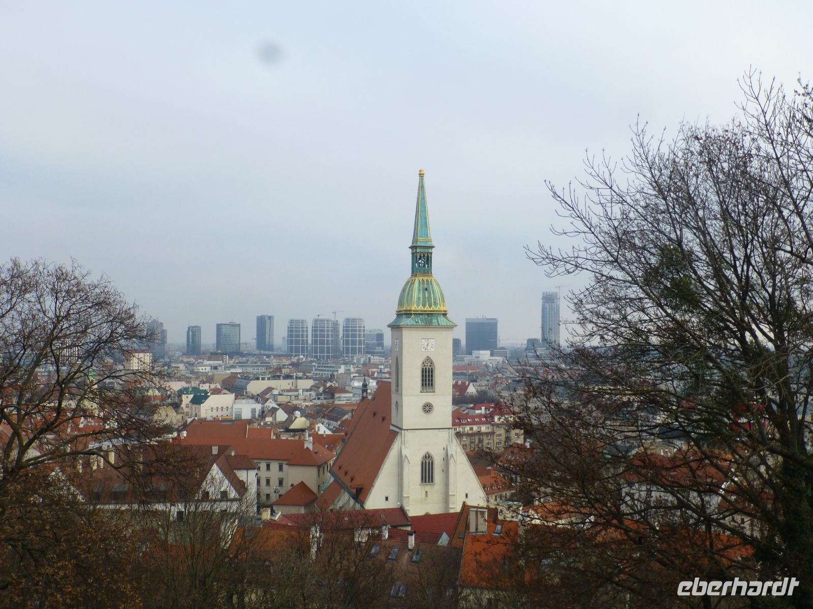 Unterhalb der Burg erstreckt sich die Altstadt, dahinter breitet sich die neue Stadt aus.