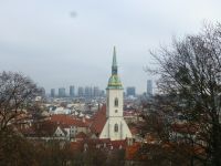 Unterhalb der Burg erstreckt sich die Altstadt, dahinter breitet sich die neue Stadt aus.