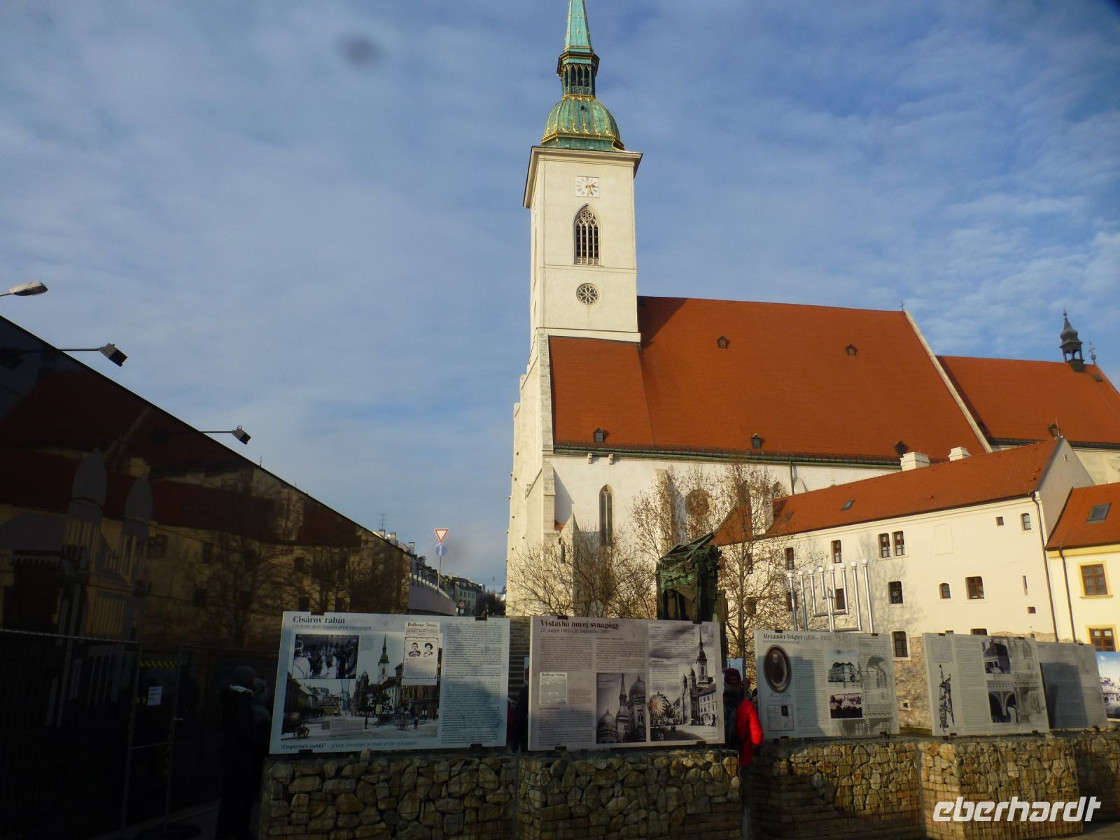 …an die Synagoge, die dort störte, nur noch eine Tafel erinnert.