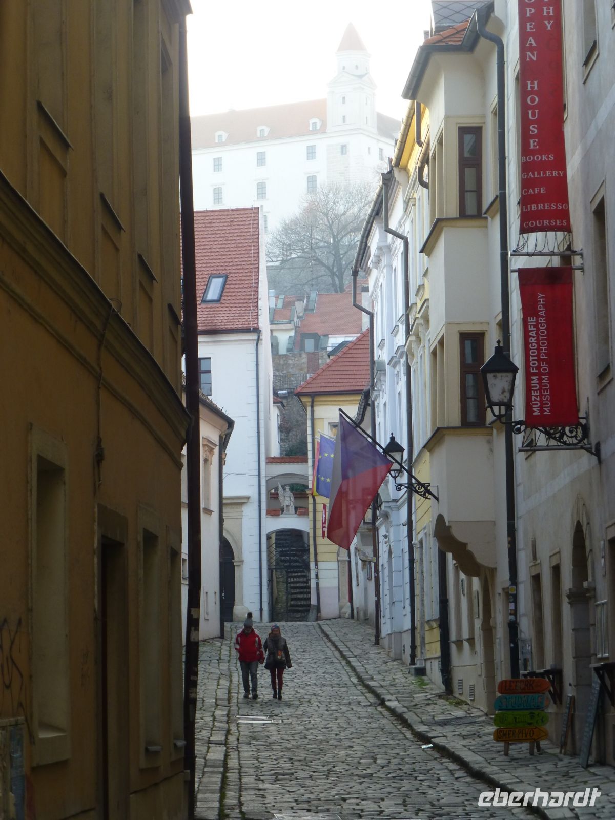 Schmale Gasse mit Blick zur Burg