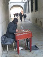 Das moderne Zymbal, ein mit Klöppeln geschlagenes Hackbrett, wurde erst 1870 in Budapest entwickelt.