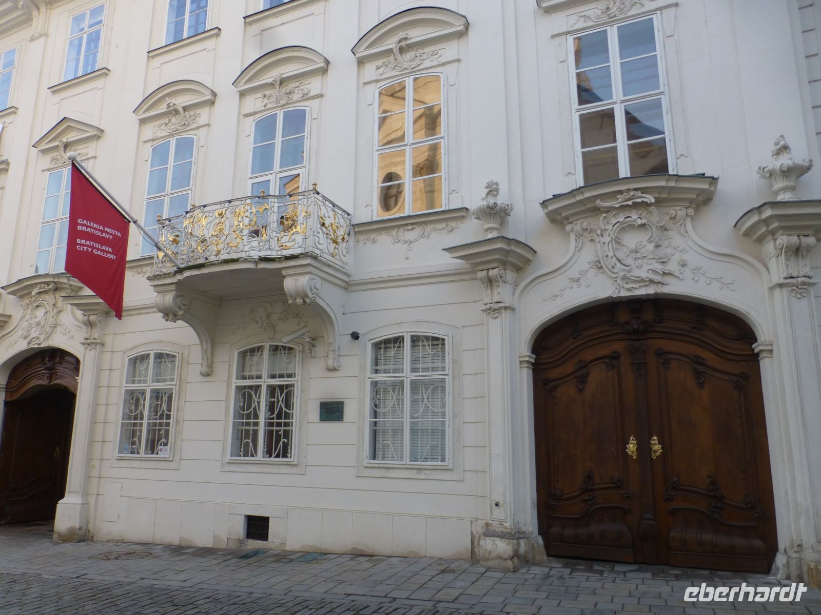 Neben schmalen Altstadthäusern gibt es auch Paläste.