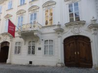 Neben schmalen Altstadthäusern gibt es auch Paläste.