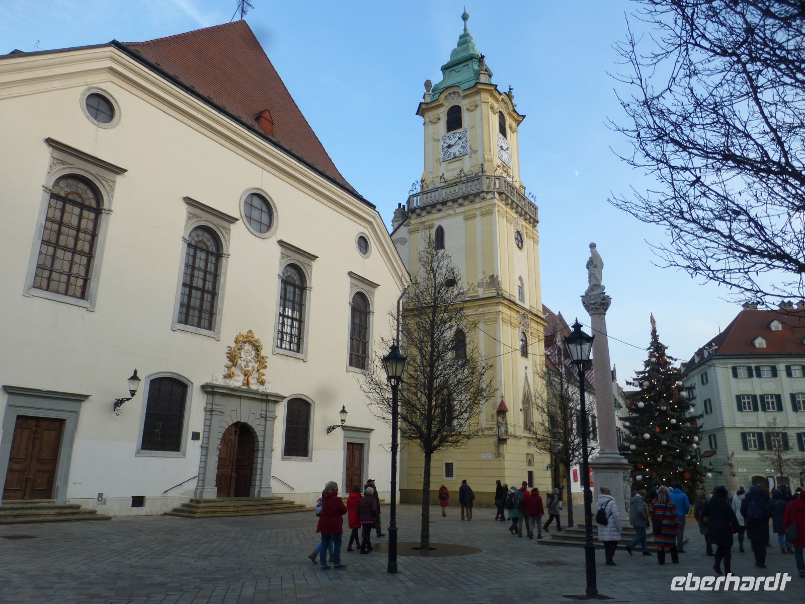 Die Jesuitenkirche und dahinter das Rathaus
