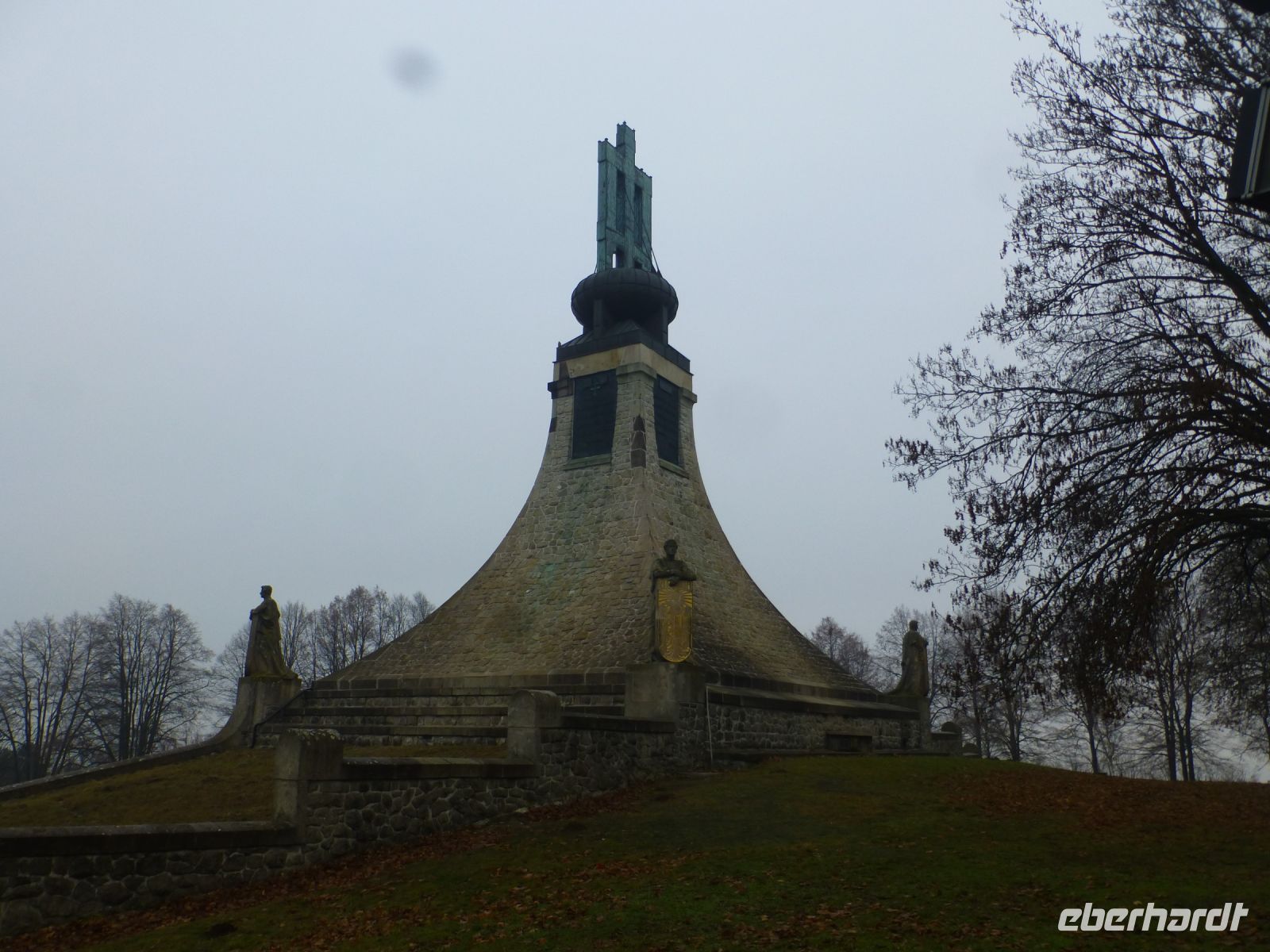 Das Denkmal erinnert an die Schlacht und die vielen Gefallenen. 