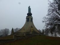 Das Denkmal erinnert an die Schlacht und die vielen Gefallenen. 