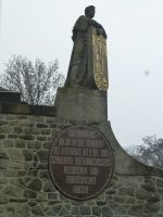 Im Vergleich zum Völkerschlachtdenkmal im Leipzig ist selbst die Erinnerungsplakette im rechten Maß.