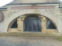 Die junge Frau trauert um den Geliebten, die Mutter um Vater und Sohn.