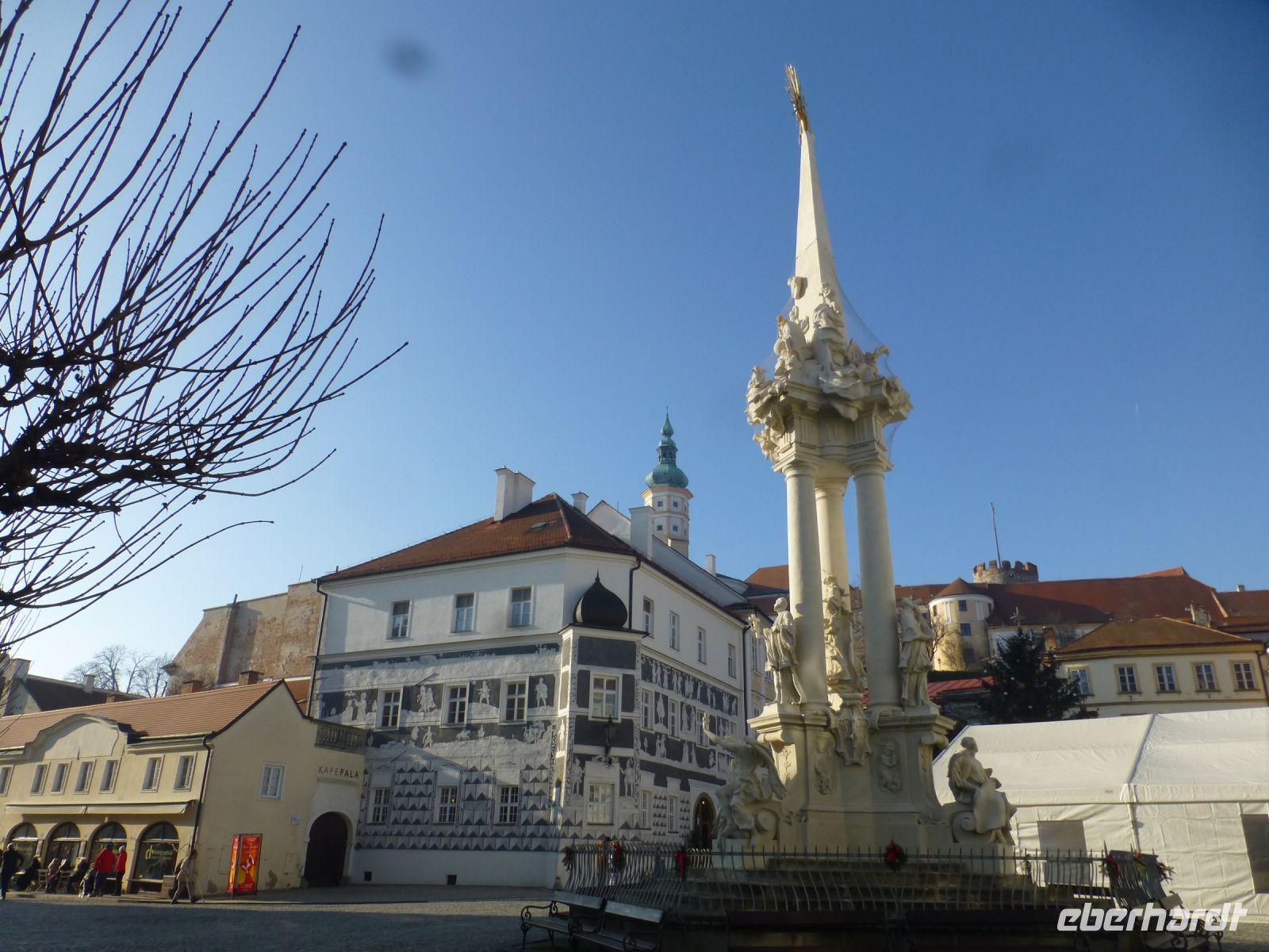 Der Marktplatz, umstanden von schönen Häusern, darunter das Sgraffitohaus im Hintergrund