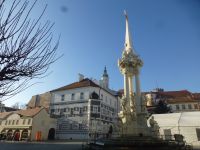 Der Marktplatz, umstanden von schönen Häusern, darunter das Sgraffitohaus im Hintergrund