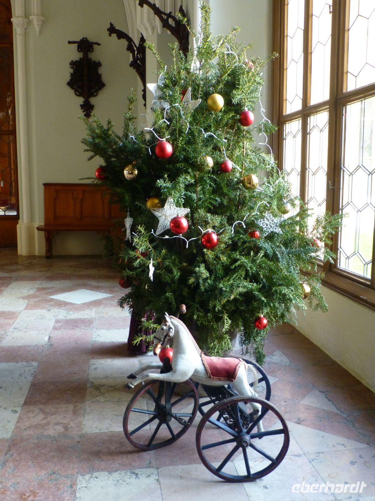 Das Schloss ist weihnachtlich dekoriert, so dass man meint, die Herrschaften sind zu Hause.