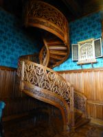 Die prächtige Wendeltreppe in der Bibliothek schraubt sich stützenlos in die Höhe…