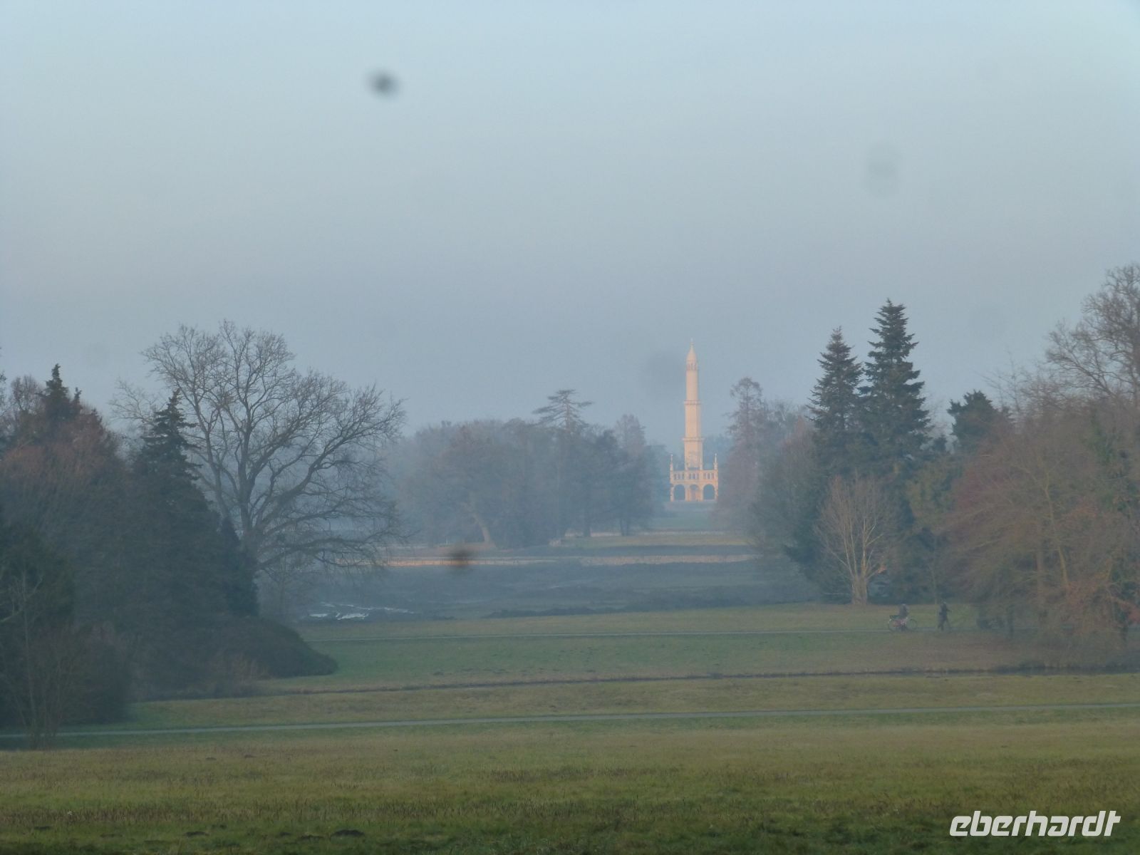 Das Ende der weitläufigen Parkanlage markiert ein Obelisk.