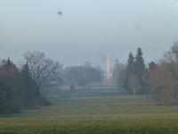 Das Ende der weitläufigen Parkanlage markiert ein Obelisk.