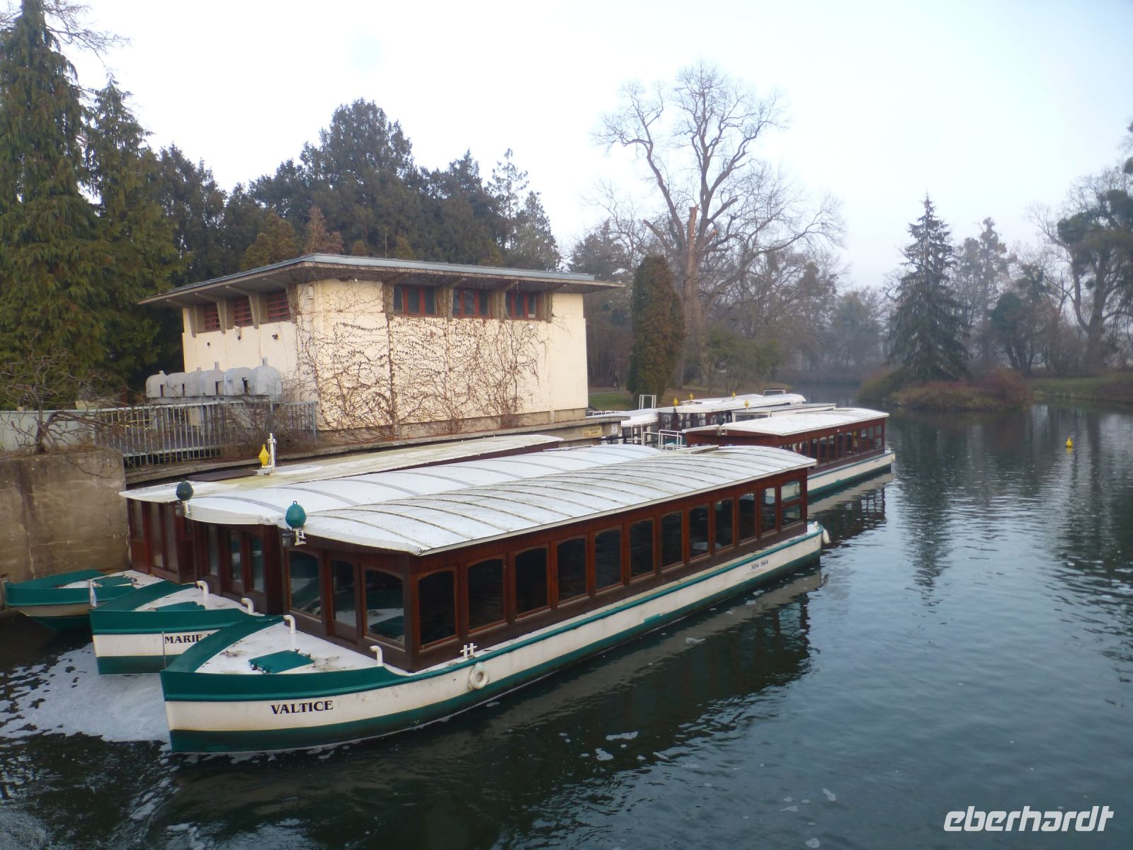 Einer der größten Landschaftsgärten kann mit einem Boot besichtigt werden.