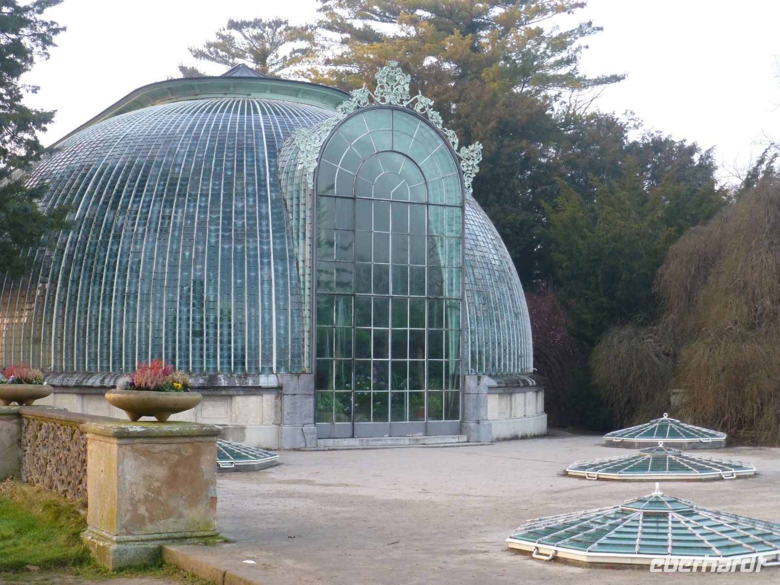 Das Gewächshaus führt direkt vom Schloss in den Garten.