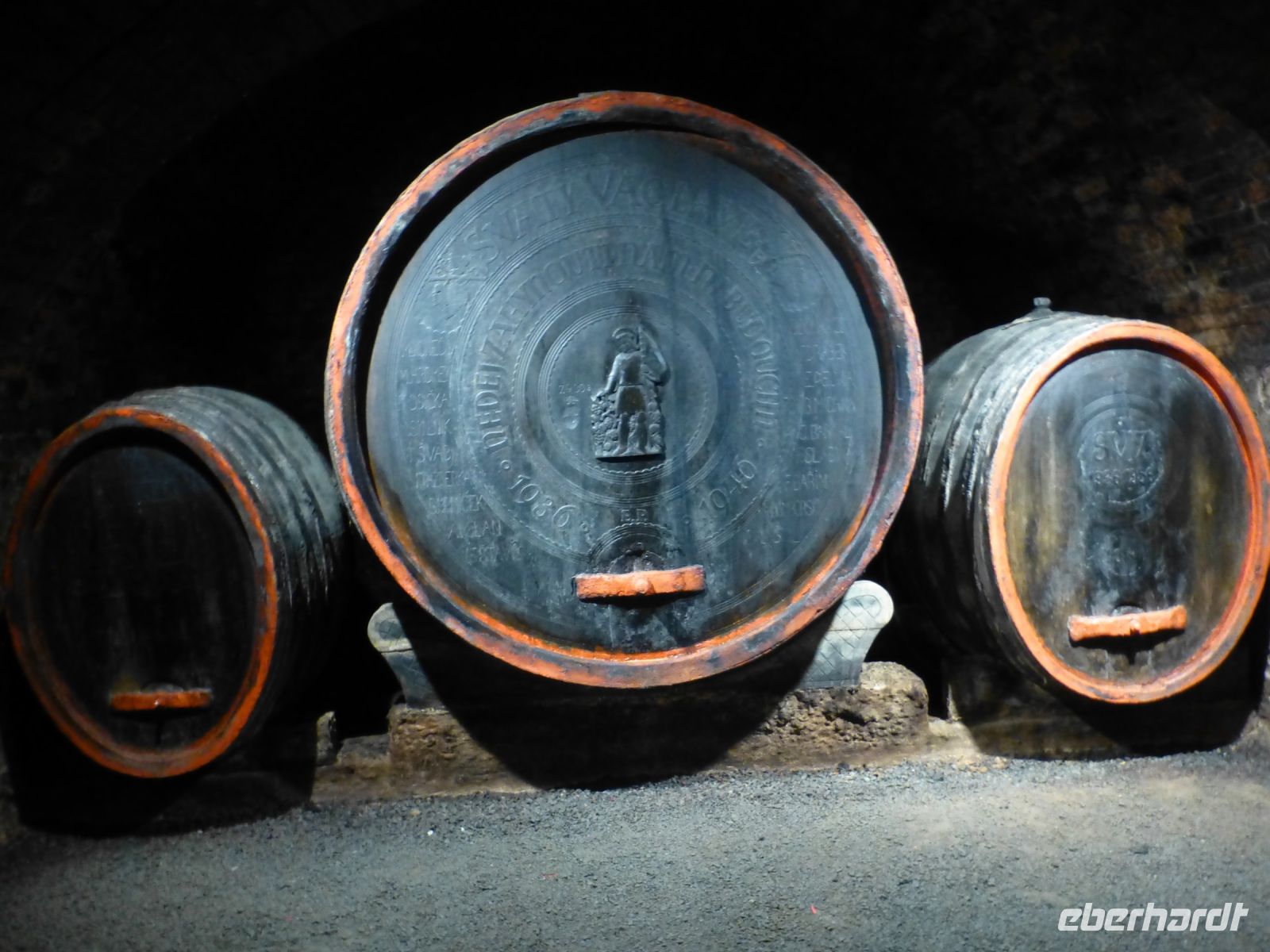 … und eindrucksvoll große Fässer stehen in den Gewölben.