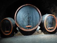 … und eindrucksvoll große Fässer stehen in den Gewölben.