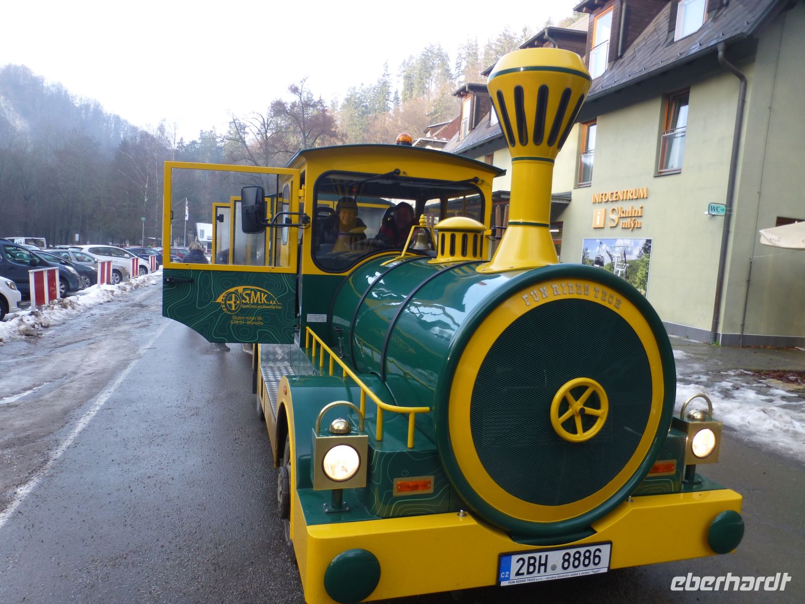 Mit dem Bähnchen fahren wir vor den Höhleneingang.