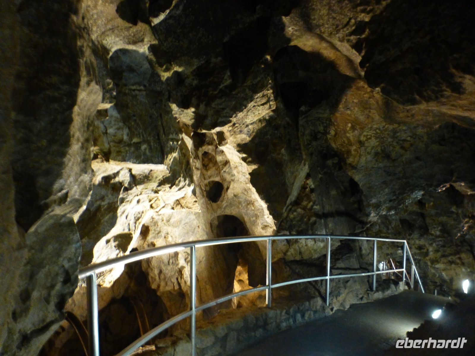 Sichere Wege führen durch das Höhlensystem.