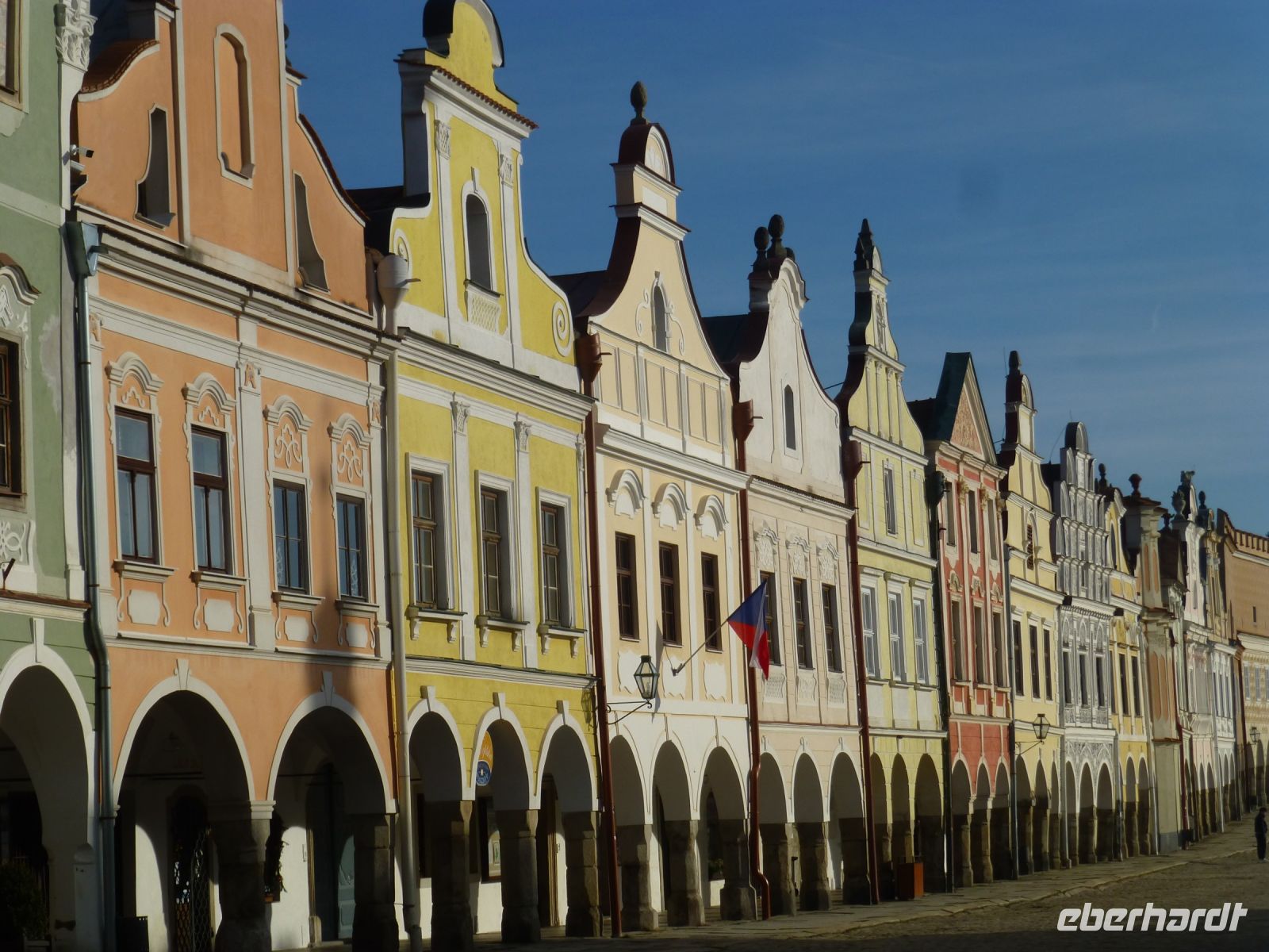 Telc – eine geschlossene Häuserfront wie eine Filmkulisse.