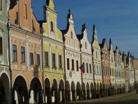 Telc – eine geschlossene Häuserfront wie eine Filmkulisse.