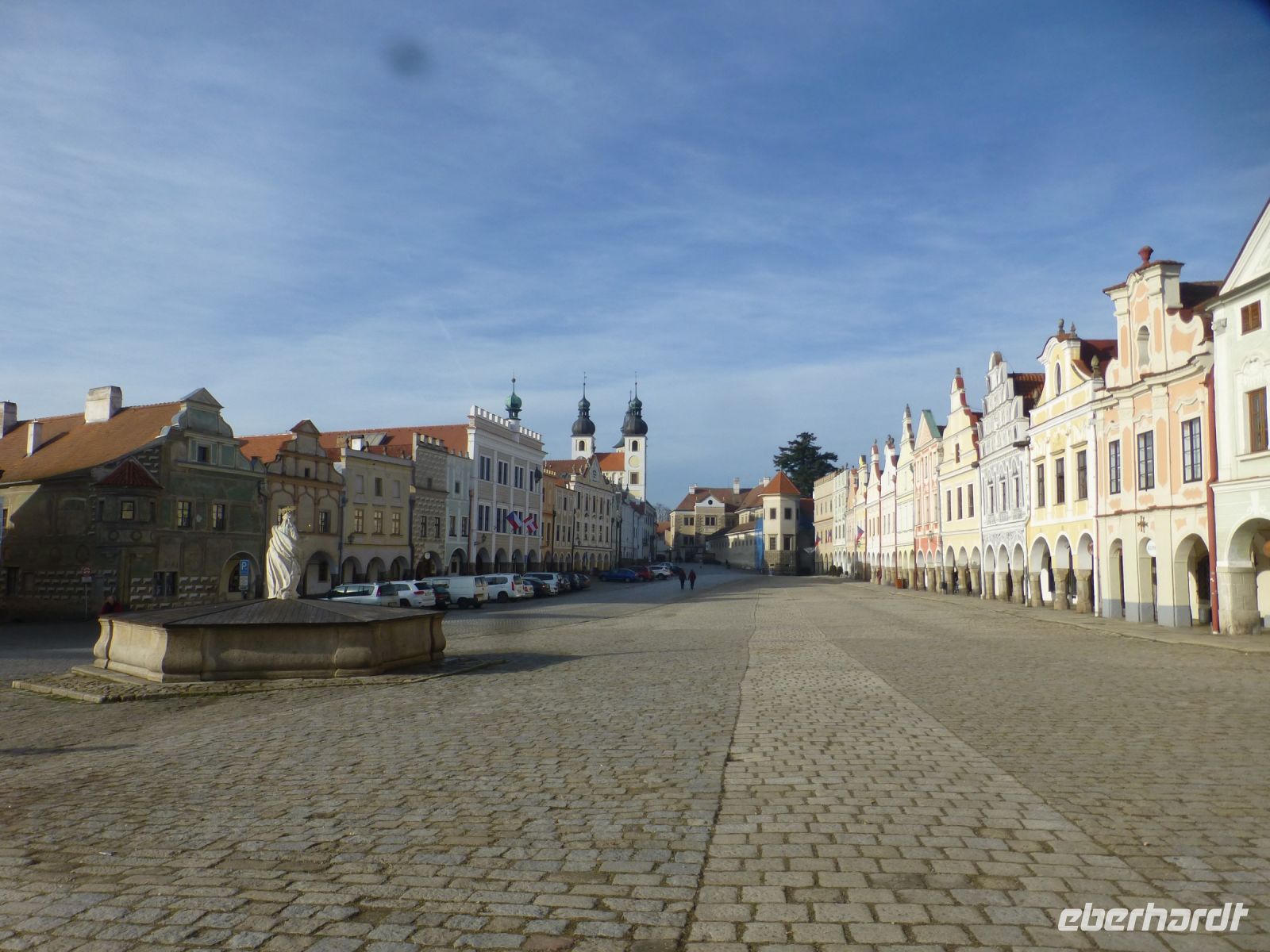 Der Marktplatz ist groß.