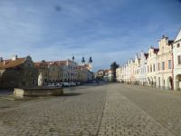 Der Marktplatz ist groß.
