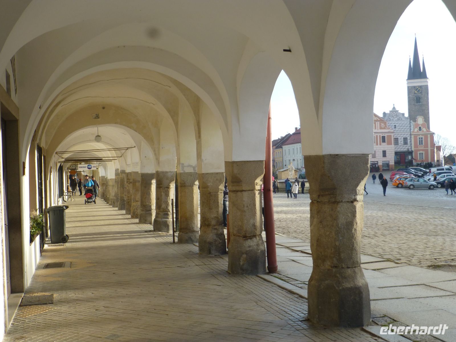 Und die Laubengänge laden zum Flanieren ein. 