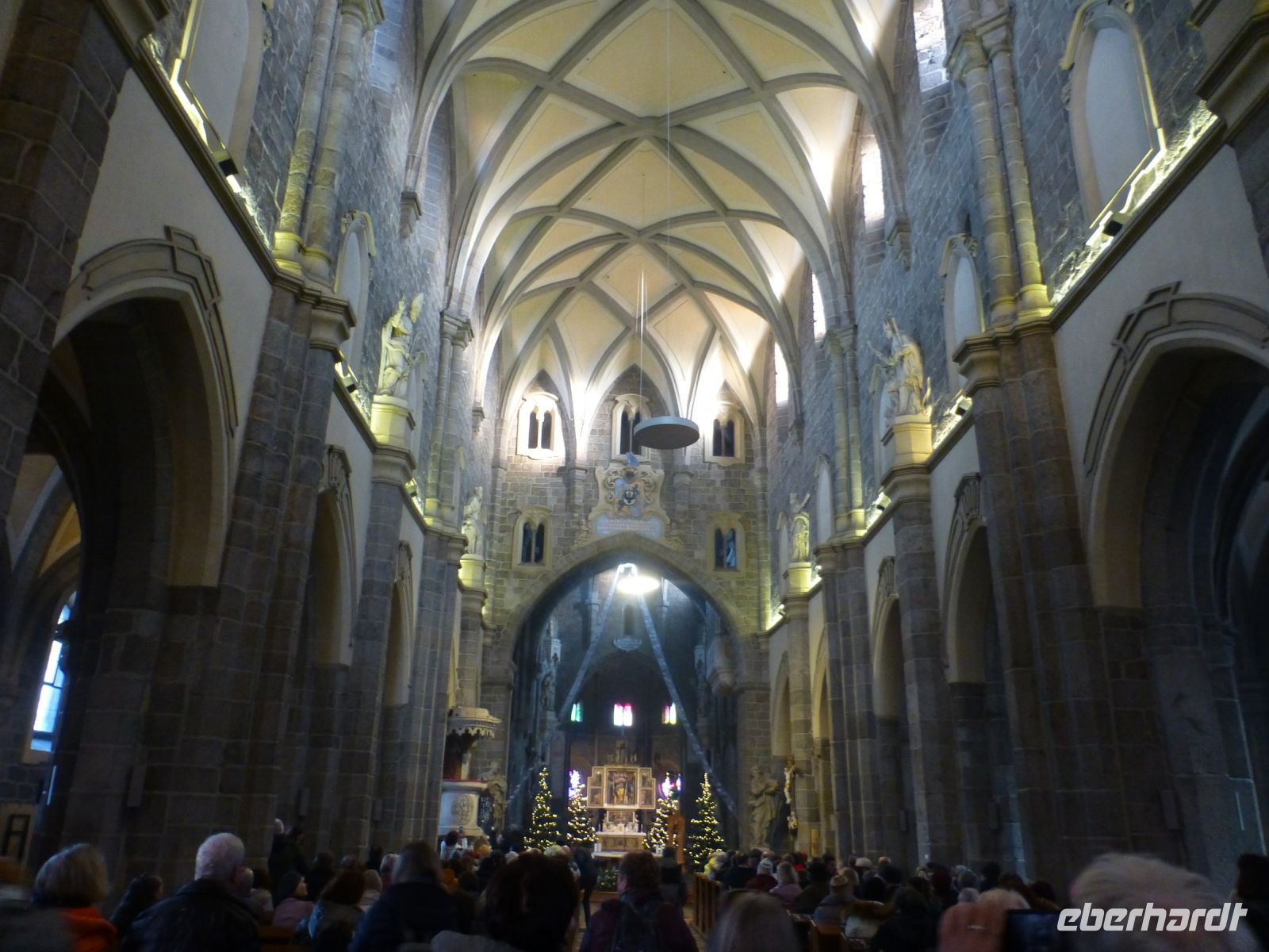 Das Innere zeigt sich in der Frühgotik.
