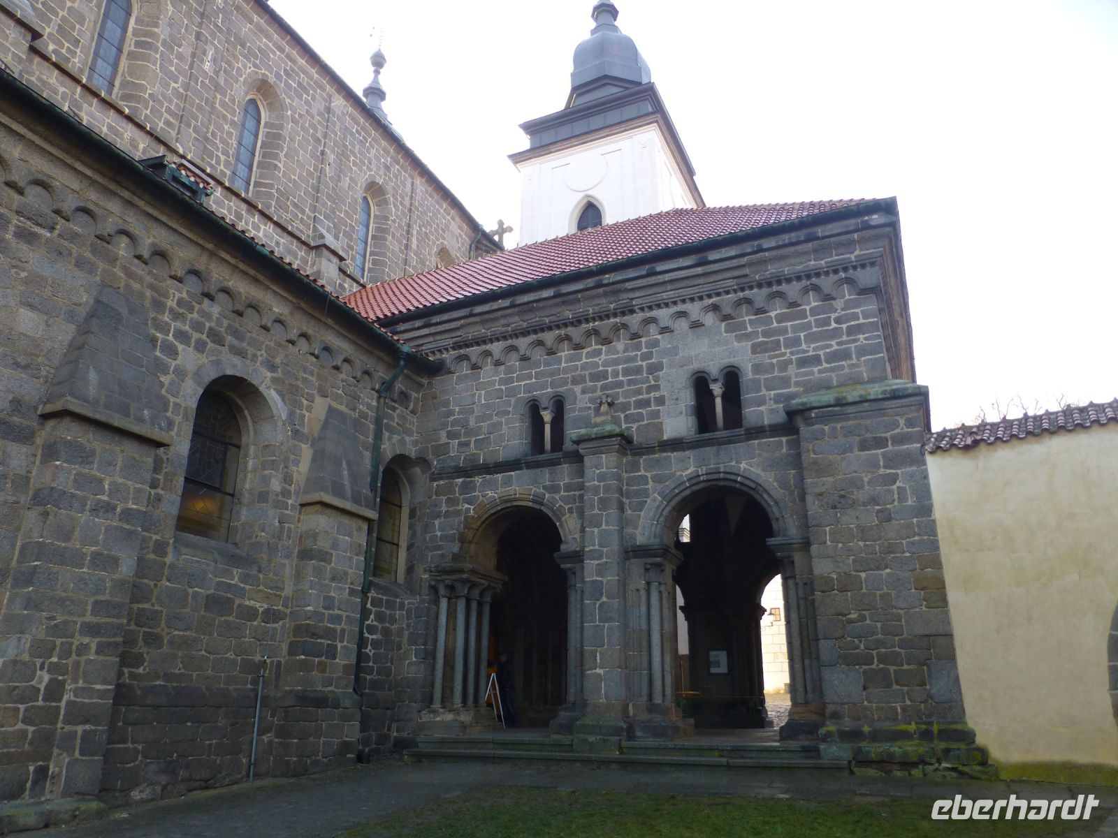 … und die Eingangshalle entstammt der Romanik.