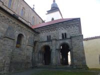 … und die Eingangshalle entstammt der Romanik.