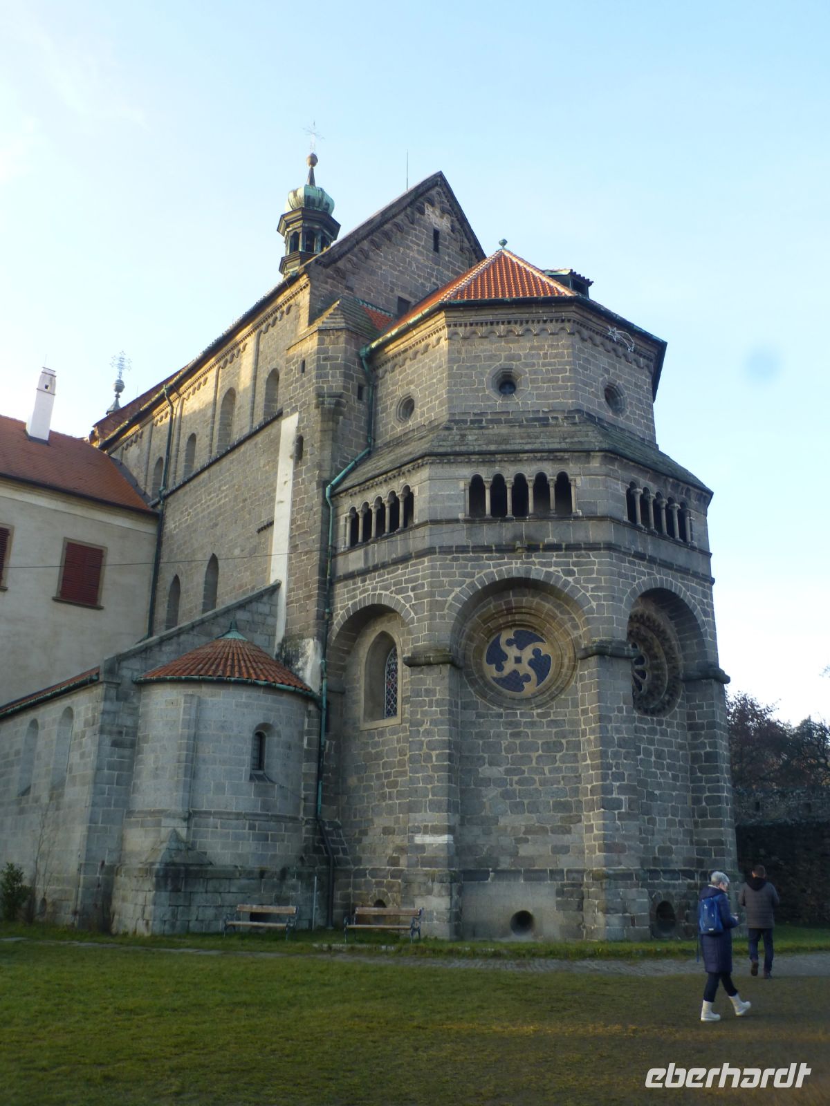 Auch die Apsis zeigt den romanischen Baustil mit den Rundbögen.