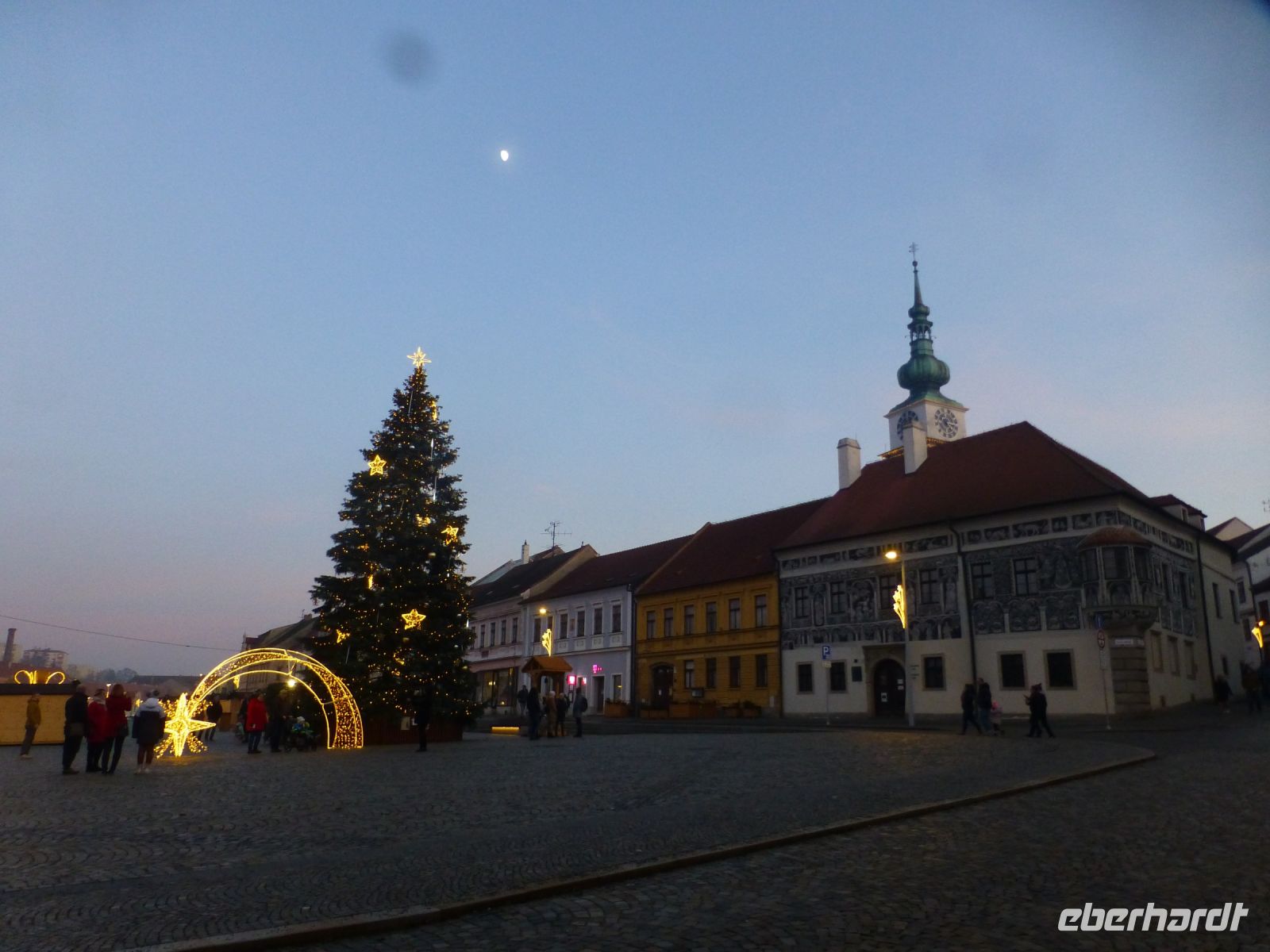 Ein letzter Blick zurück, rechts eine Sgraffitofassade.