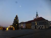 Ein letzter Blick zurück, rechts eine Sgraffitofassade.